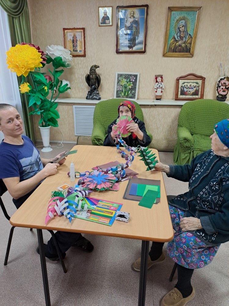 Подготовка к Новому году в Новочадовском филиале ГБСУСОССЗНРМ «Заречный дом-интернат для престарелых и инвалидов»